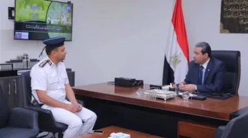 محافظ دمياط يجتمع مع مدير المرور لمناقشة عدة قضايا