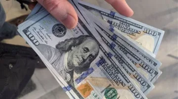 عوامل داخلية وخارجية تؤدي إلى تراجع قيمة الدولار في السوق المحلية
