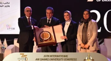 جامعة عين شمس تُكرّم وزراء الصحة والتعليم العالي وعدداً من الشخصيات الوطنية البارزة.
