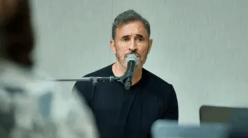 كاظم الساهر يعلق للمرة الأولى على الجدل حول مظهره الجديد