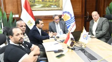 عبر اتصال مرئي، محافظ قنا يراقب عملية إزالة التعديات وتنظيم أراضي الدولة.