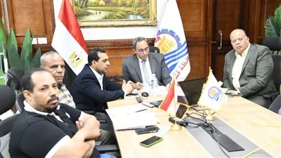 عبر اتصال مرئي، محافظ قنا يراقب عملية إزالة التعديات وتنظيم أراضي الدولة. عبر اتصال مرئي، محافظ قنا يراقب عملية إزالة التعديات وتنظيم أراضي الدولة.
