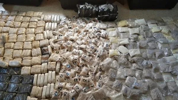 ضبط تجار في المنيا بحوزتهم 170 كيلو من الآيس والحشيش و9 أسلحة نارية