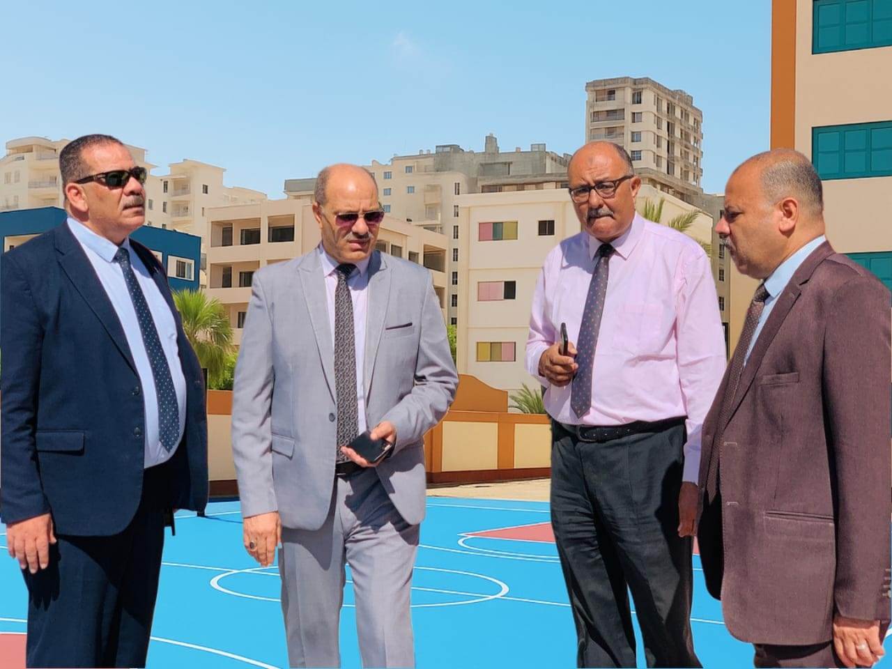 تعليم 6 مدارس رسمية لغات متميزة بالإسكندرية   ------------------------ في ضوء توجيهات السيد الوزير محمد عبد اللطيف وزير التربية والتعليم والتعليم الفني والسيد الفريق أحمد خالد حسن سعيد محافظ الإسكندرية بالعمل على النهوض والارتقاء بالعملية التعليمية وتقديم خدمة تعليمية أفضل وأجود لأبنائنا الطلاب .   أعلن الدكتور عربي أبوزيد مدير مديرية التربية والتعليم اليوم الإثنين الموافق 19 من مايو 2025 عن تشغيل ست مدارس رسمية لغات متميزة بالإسكندرية في سابقة هي الأولى من نوعها مطلع العام الدراسي المقبل 2025 / 2026  في (  6 ) إدارات تعليمية لتقديم خدمة تعليمية متميزة أفضل ومراعاة البعد الجغرافي بجميع مناطق المحافظة ، وأوضح مدير المديرية أن المدراس هي ( مدرسة محمود عباس العتي الجديدة بإدارة منتزه ثان ، ومدرسة الجمهورية الجديدة بإدارة شرق ، ومدرسة الرأس السوداء الرسمية لغات بإدارة منتزه أول ، ومدرسة مجمع الشهداء الرسمي لغات بإدارة الجمرك ، ومدرسة مجمع أرض الدخيلة بإدارة العجمي ، ومدرسة حسن عباس حلمي الرسمية لغات بإدارة برج العرب .  وأكد ( أبوزيد ) أن المدارس الرسمية المتميزة لغات هي مدارس رسمية مصرية (تجريبية سابقًا) تقدم تعليمًا مميزًا يختلف عن المدارس الرسمية العامة ، وتهدف هذه المدارس إلى تطوير مهارات الطلاب بشكل أكبر، مع التركيز على اللغات الأجنبية ، وتقدم  نموذجًا تعليميًّا متميزًا ، فهي تهتم بشكل أكبر بتنمية مهارات الطلاب وتوفير بيئة تعليمية أكثر تفاعلية ، وتولي المدارس المتميزة اهتمامًا كبيرًا بالأنشطة والفعاليات التي تساهم في تطوير الطلاب بشكل شامل ، وتهتم اهتمامًا أكبر باللغات الأجنبية حيث تقدم هذه المدارس دروسًا متخصصة في اللغات الأجنبية، مثل الإنجليزية والفرنسية والألمانية والصينية والإيطالية والإسبانية ، وكذلك توفير بيئة أكثر استقرارًا حيث  تتميز المدارس المتميزة بتطبيق نظام تعليمي أكثر استقرارًا، مع تركيز أكبر على تنمية مهارات الطلاب وتأهيلهم للنجاح في المستقبل.