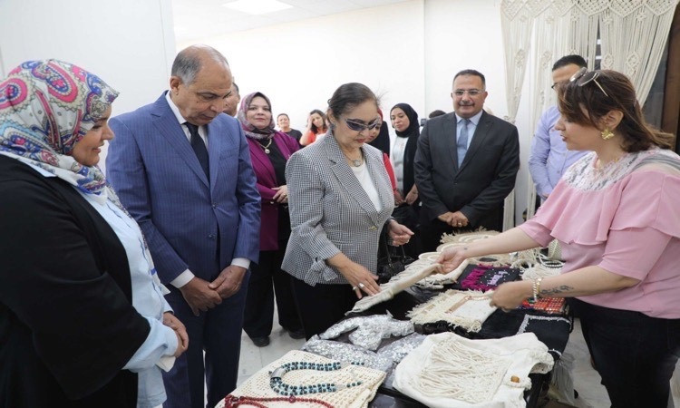 محافظ المنيا والسفيرة نائلة جبر