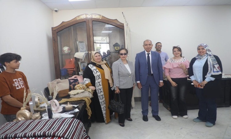 محافظ المنيا والسفيرة نائلة جبر