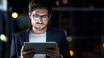 7 عادات أساسية لحماية العين من أضرار الهواتف والحواسيب