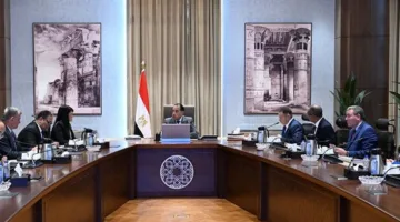 رئيس الوزراء يراقب جهود تأمين مياه الشرب للمواطنين في مناطق محددة من محافظة البحر الأحمر