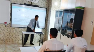 معتقلان في سجن الكرخ المركزي يتبادلان الآراء حول بحثهما للحصول على درجة البكاليوس