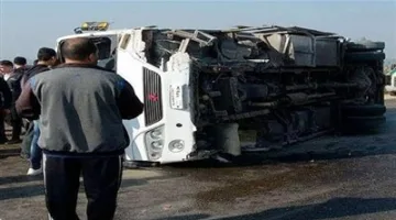 حادثة ميكروباص في محور الضبعة الصحراوي تُصيب الركاب جميعهم
