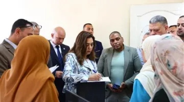منال عوض لموظفي المركز التكنولوجي في الجيزة: ساعدوا الناس ولا تعقدوا الأمور عليهم في المعاملات الورقية.
