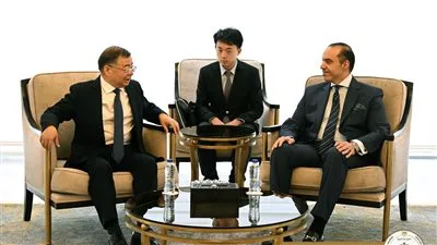 المستشار محمود فوزي يستقبل مسؤولاً من المكتب السياسي للحزب الشيوعي الصيني المستشار محمود فوزي يستقبل مسؤولاً من المكتب السياسي للحزب الشيوعي الصيني
