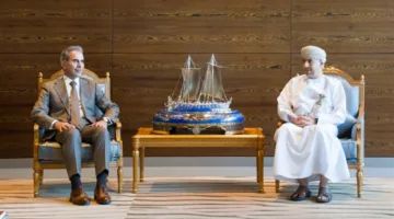 رئيس المحكمة العليا يصل إلى سلطنة عمان