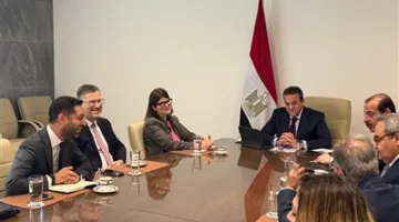 وزير الصحة يناقش مع ممثلي «فيلبس» و«سيمنز» سبل تعزيز التعاون في المجال الصحي