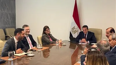 وزير الصحة يناقش مع ممثلي «فيلبس» و«سيمنز» سبل تعزيز التعاون في المجال الصحي وزير الصحة يناقش مع ممثلي «فيلبس» و«سيمنز» سبل تعزيز التعاون في المجال الصحي