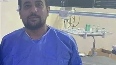 وداع عاطفي لطبيب توفي فجأة بعد أن أنقذ حياة مريضة في قنا وداع عاطفي لطبيب توفي فجأة بعد أن أنقذ حياة مريضة في قنا