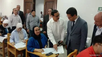 تفاصيل جولته: رئيس جامعة بنها يراقب امتحانات كليتي الآداب والتجارة