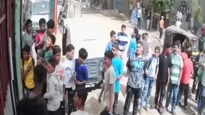 أهالي طالبات مدرسة إعدادية في الفيوم يعبّرون عن استيائهم من مضايقات الشباب لبناتهم في الخارج. أهالي طالبات مدرسة إعدادية في الفيوم يعبّرون عن استيائهم من مضايقات الشباب لبناتهم في الخارج.