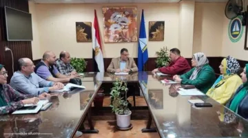وكيل وزارة التربية والتعليم بدمياط يراقب امتحانات الصفين الأول والثاني الثانوي بشكل إلكتروني وورقي