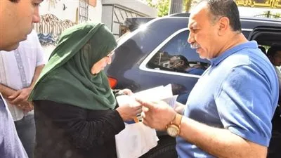 محافظ أسيوط يأخذ سيدة إلى مستشفى العيون ويتكفل بإجراء الفحوصات الطبية لمريض آخر محافظ أسيوط يأخذ سيدة إلى مستشفى العيون ويتكفل بإجراء الفحوصات الطبية لمريض آخر
