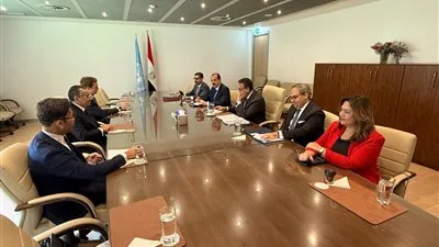 وزير الصحة يجتمع برئيس شركة GKSD القابضة للاستثمار لمناقشة آخر تطورات التعاون في مجالات طبية متعددة وزير الصحة يجتمع برئيس شركة GKSD القابضة للاستثمار لمناقشة آخر تطورات التعاون في مجالات طبية متعددة