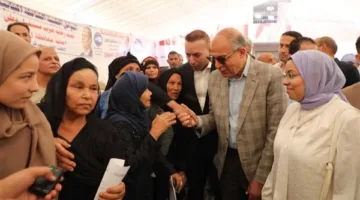 محافظ المنيا يلتقي بسكان جزيرة شارونة ويأمر بتقديم مساعدات فورية للحالات الإنسانية