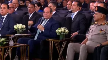 الرئيس يكشف النقاب عن لوحة تذكارية بمناسبة تدشين المرحلة الأولى من مدينة مستقبل مصر.