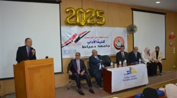 رئيس جامعة دمياط يشارك في حفل اختتام الفعاليات الطلابية بكلية الآداب