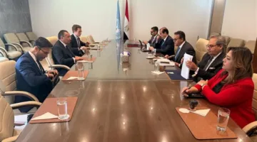 خالد عبد الغفار يجتمع مع وزيرَي الصحة في موريتانيا وكوبا في جنيف
