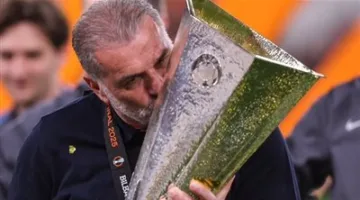 أنج بوستيكوجلو، المدرب الأسترالي، أول مدرب آسيوي يتوج بلقب الدوري الأوروبي