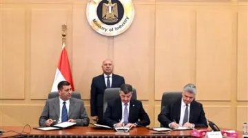 وزير الصناعة يحضر توقيع اتفاقية لإنجاز أعمال البنية التحتية لمشروع تجديد ترام الرمل