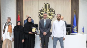 محافظ أسوان ي honoring السيدة منى نجار كأفضل أم مثالية في مصر.