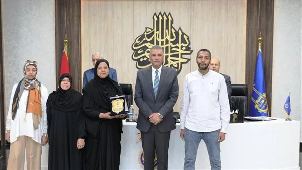 محافظ أسوان ي honoring السيدة منى نجار كأفضل أم مثالية في مصر. محافظ أسوان ي honoring السيدة منى نجار كأفضل أم مثالية في مصر.