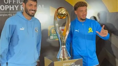 علي جبر من فريق بيراميدز وويليامز حارس صن داونز يتقاطعا صورة تذكارية مع الكأس الإفريقية بتصميمها الجديد علي جبر من فريق بيراميدز وويليامز حارس صن داونز يتقاطعا صورة تذكارية مع الكأس الإفريقية بتصميمها الجديد