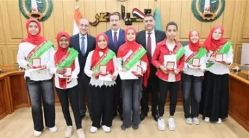 محافظ المنوفية يكرم “مدرسة جريس الابتدائية” بعد حصولها على المركز الأول في مسابقة أوائل الطلبة على مستوى البلاد.