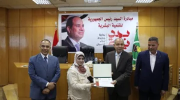 محافظ المنيا يكرم مجموعة من موظفي الديوان العام بمناسبة وصولهم إلى سن التقاعد