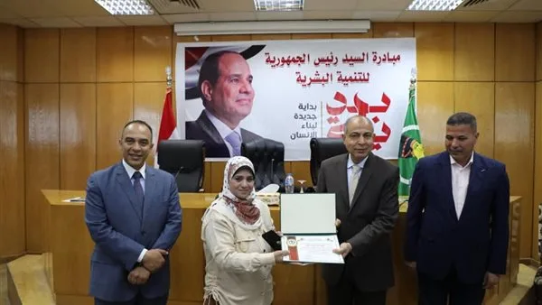 محافظ المنيا يكرم مجموعة من موظفي الديوان العام بمناسبة وصولهم إلى سن التقاعد محافظ المنيا يكرم مجموعة من موظفي الديوان العام بمناسبة وصولهم إلى سن التقاعد