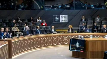 وزير الخارجية يلتقي بمجلس الناتو