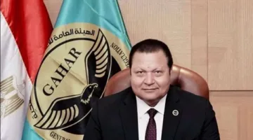 رئيس الرقابة الصحية يحصل على جائزة الطبيب العربي لعام 2025 ورئيس جامعة القاهرة يقدم له التهنئة