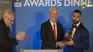 محمد صلاح يحصل على جائزة أفضل لاعب في الدوري الإنجليزي الممتاز خلال حفل توزيع جوائز رابطة نقاد كرة القدم.