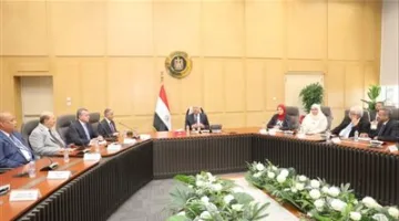 وزير الصناعة والنقل يعلن عن تراخيص جديدة للصلب وخطة لتعزيز المصانع المحلية وتعميق صناعة الحديد.
