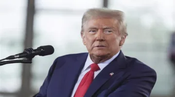 ترامب يلوح بفرض رسوم جمركية على آبل إذا لم تنتج هواتف آيفون في الولايات المتحدة