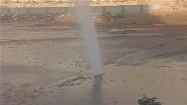 انفجار أنبوب مياه يعرقل حركة المرور في بني مزار انفجار أنبوب مياه يعرقل حركة المرور في بني مزار