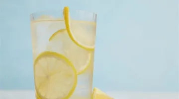 6 مخاطر صحية لشرب الماء مع الليمون على معدة خاوية