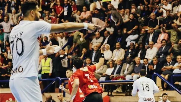 الأهلي يتفوق على الزمالك ويتوج بلقب كأس الكؤوس الإفريقية لكرة اليد. الأهلي يتفوق على الزمالك ويتوج بلقب كأس الكؤوس الإفريقية لكرة اليد.