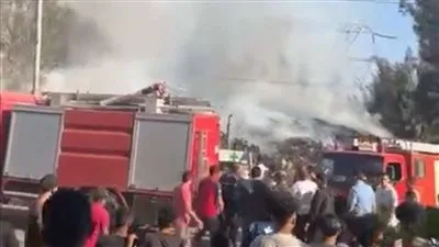 إخماد حريق في مستودع كراتين بالكردي في الدقهلية
