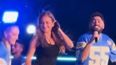بالصور: نيللي كريم تُفاجئ جمهور حفل تامر حسني في ريد بول جوك بوكس بالصور: نيللي كريم تُفاجئ جمهور حفل تامر حسني في ريد بول جوك بوكس