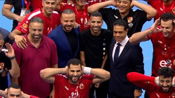 الأهلي يتوج بطلاً لإفريقيا بعد هزيمة الزمالك وظهور مؤمن زكريا الأهلي يتوج بطلاً لإفريقيا بعد هزيمة الزمالك وظهور مؤمن زكريا