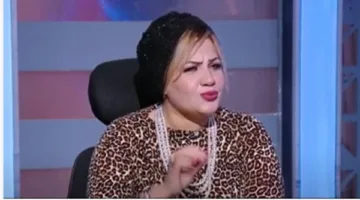 اختصاصية اجتماعية وتعليمية تُظهر كيفية التعامل مع “الطفل المتمرد”.