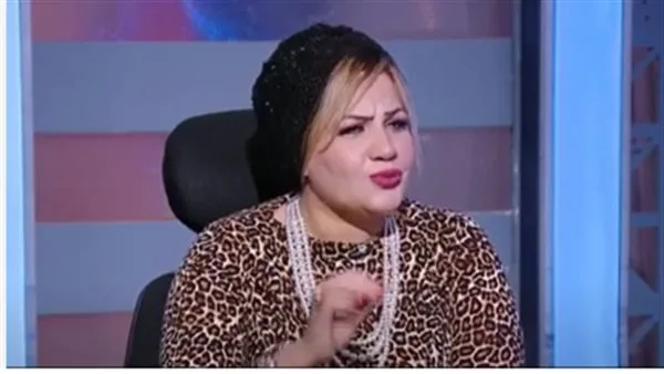 اختصاصية اجتماعية وتعليمية تُظهر كيفية التعامل مع “الطفل المتمرد”. اختصاصية اجتماعية وتعليمية تُظهر كيفية التعامل مع “الطفل المتمرد”.